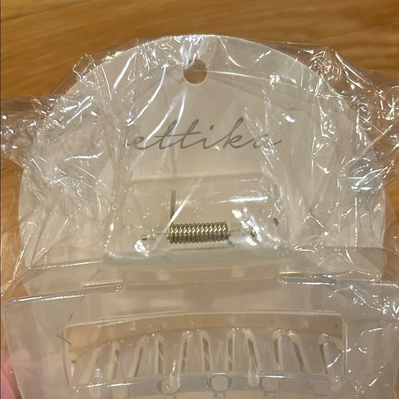 Set of Neutral Hair Clips - Picture 2 of 3